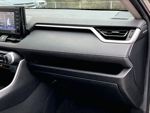 Used 2022 Toyota RAV4 LE image 17