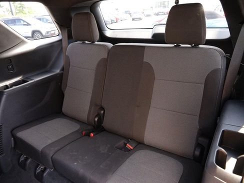 Used 2023 Chevrolet Traverse LT FWD image 12