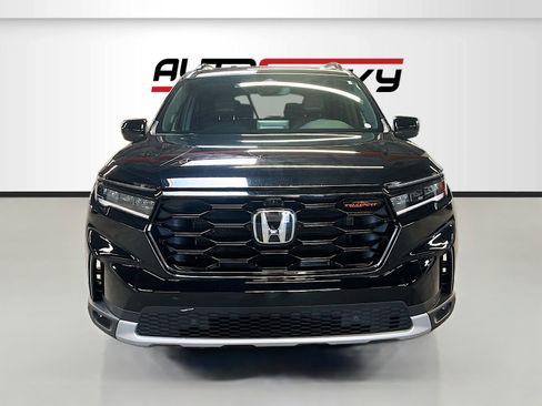 Used 2025 Honda Pilot TrailSport image 2
