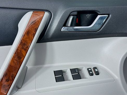 Used 2012 Toyota Highlander Limited image 25