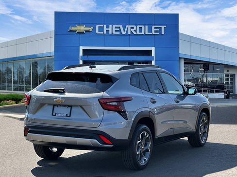 Certified 2024 Chevrolet Trax LT w/ Sunroof Package FWD image 4