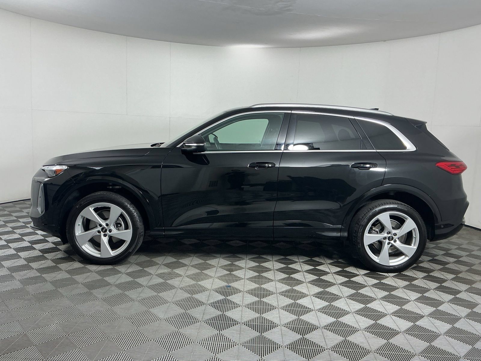 Used 2025 Audi Q5 Premium Plus w/ Premium Plus AWD/4WD image 4