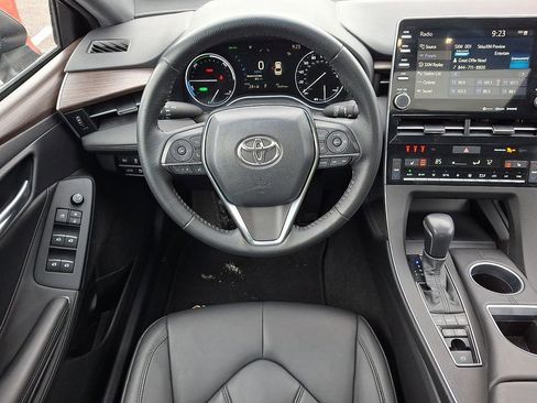 Used 2022 Toyota Avalon XLE w/ Moonroof Package image 2
