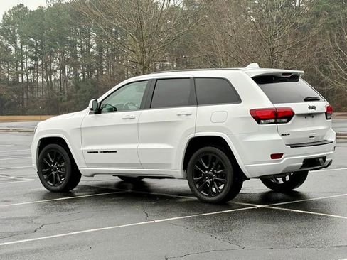 Used 2019 Jeep Grand Cherokee Altitude image 4