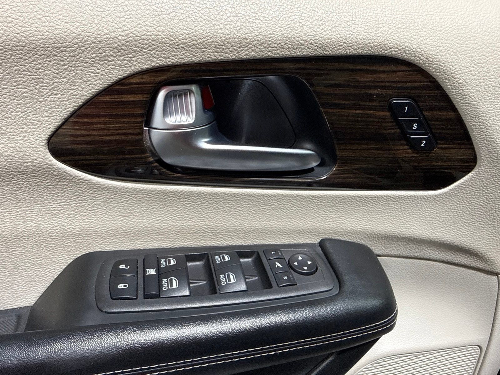Used 2023 Chrysler Pacifica Limited FWD image 31