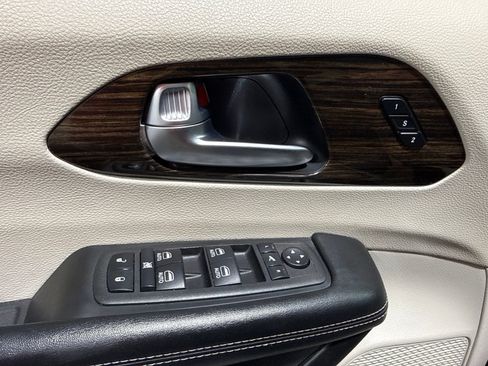 Used 2023 Chrysler Pacifica Limited FWD image 31