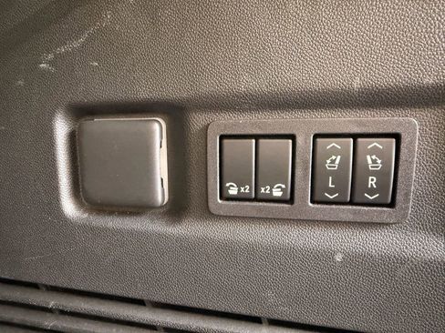 Used 2023 GMC Yukon XL SLT w/ SLT Premium Package image 10