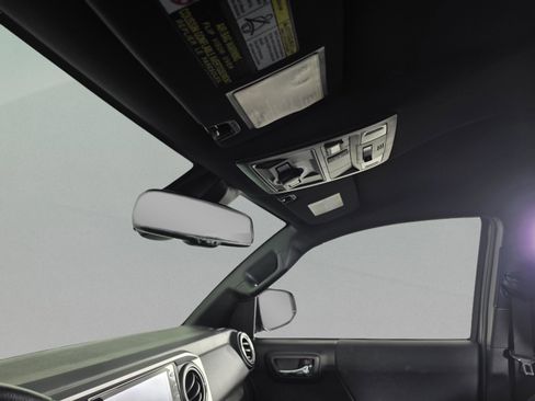 Used 2020 Toyota Tacoma SR5 image 14