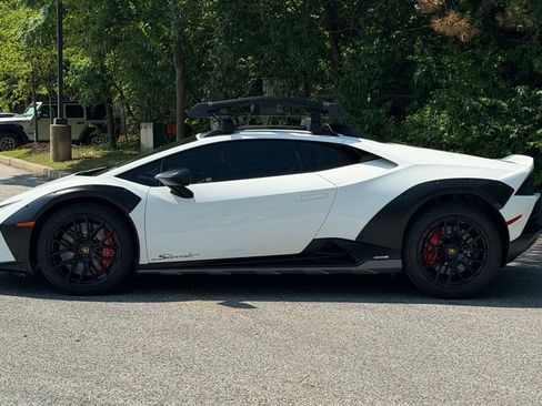 Used 2023 Lamborghini Huracan Sterrato AWD/4WD image 2