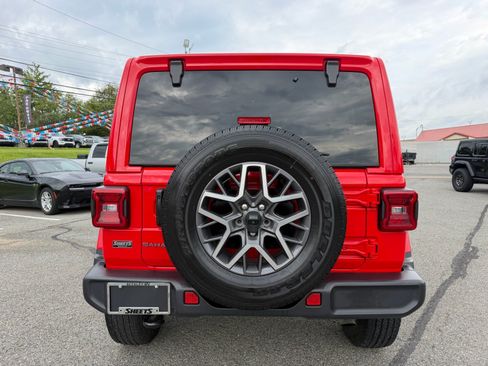 Used 2025 Jeep Wrangler Unlimited Sahara AWD/4WD image 5