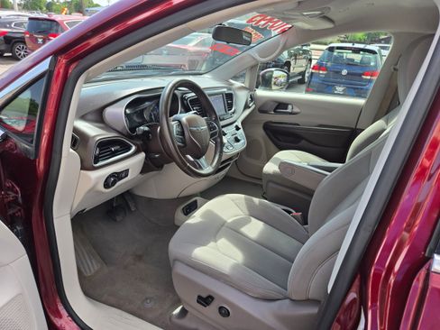 Used 2020 Chrysler Voyager LX w/ Cold Weather Group FWD image 4