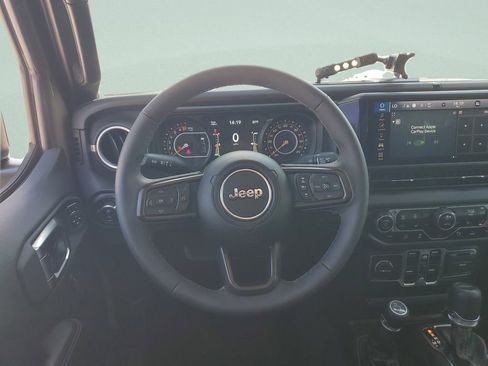 Used 2025 Jeep Gladiator Sport AWD/4WD image 15