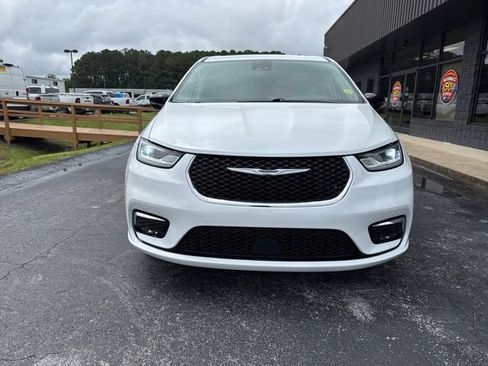 Used 2024 Chrysler Pacifica Touring-L FWD image 2