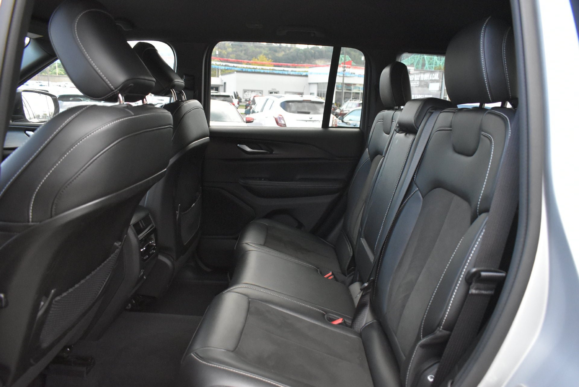 Used 2023 Jeep Grand Cherokee Altitude AWD/4WD image 16