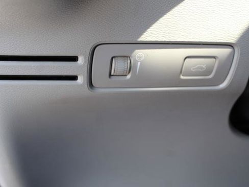 Used 2020 Volvo XC40 T5 Momentum w/ Protection Package image 18