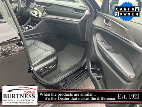 Used 2023 Jeep Grand Cherokee Limited w/ Black Appearance Package image 9