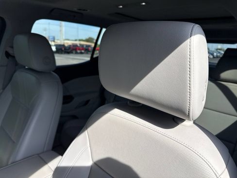 Used 2021 GMC Acadia SLT w/ Technology Package AWD/4WD image 6