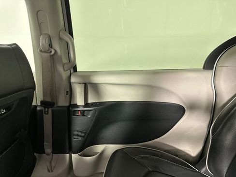 Certified 2023 Chrysler Pacifica Limited FWD image 13