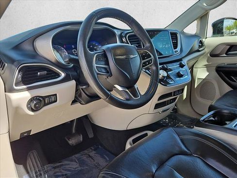 Used 2022 Chrysler Pacifica Touring-L FWD image 10