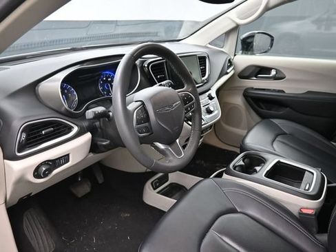 Used 2024 Chrysler Pacifica Touring-L FWD image 16