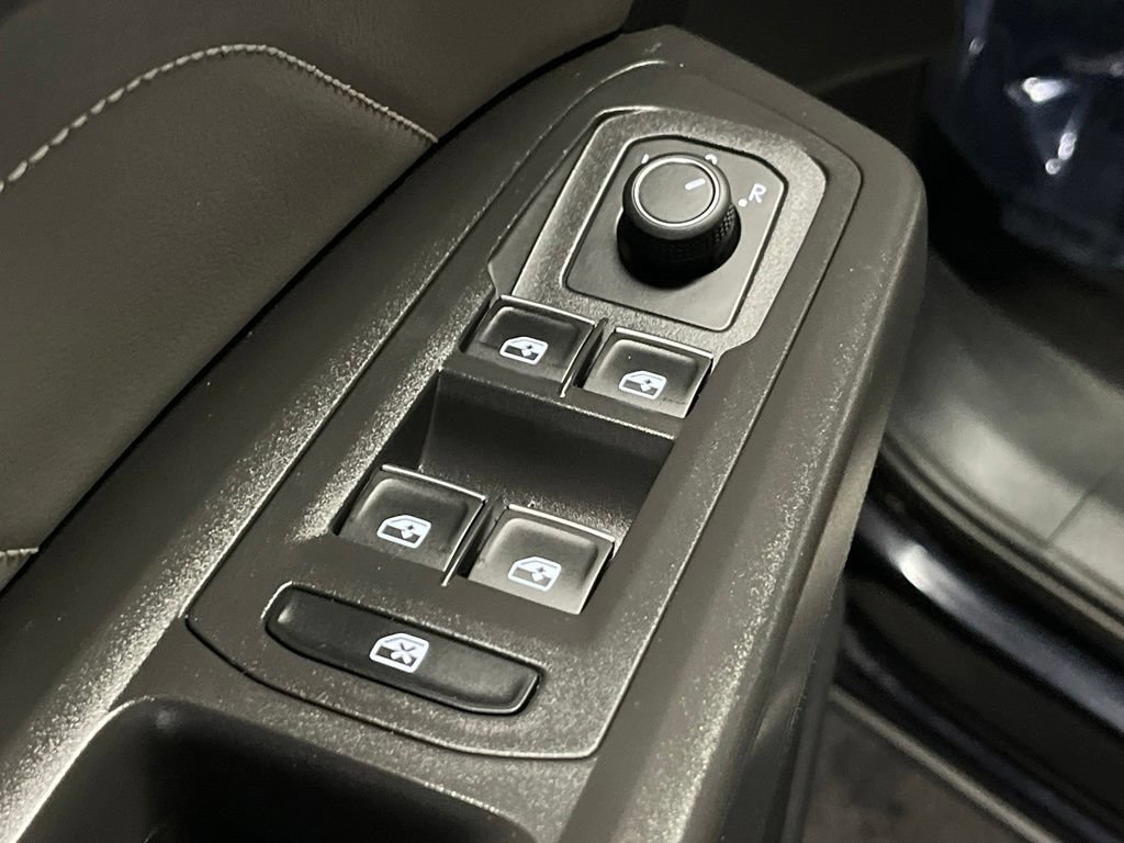 Certified 2023 Volkswagen Atlas Cross Sport SE w/ Panoramic Sunroof Package AWD/4WD image 19