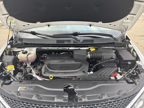 Used 2019 Chrysler Pacifica Limited w/ Advanced Safetytec Group FWD image 15
