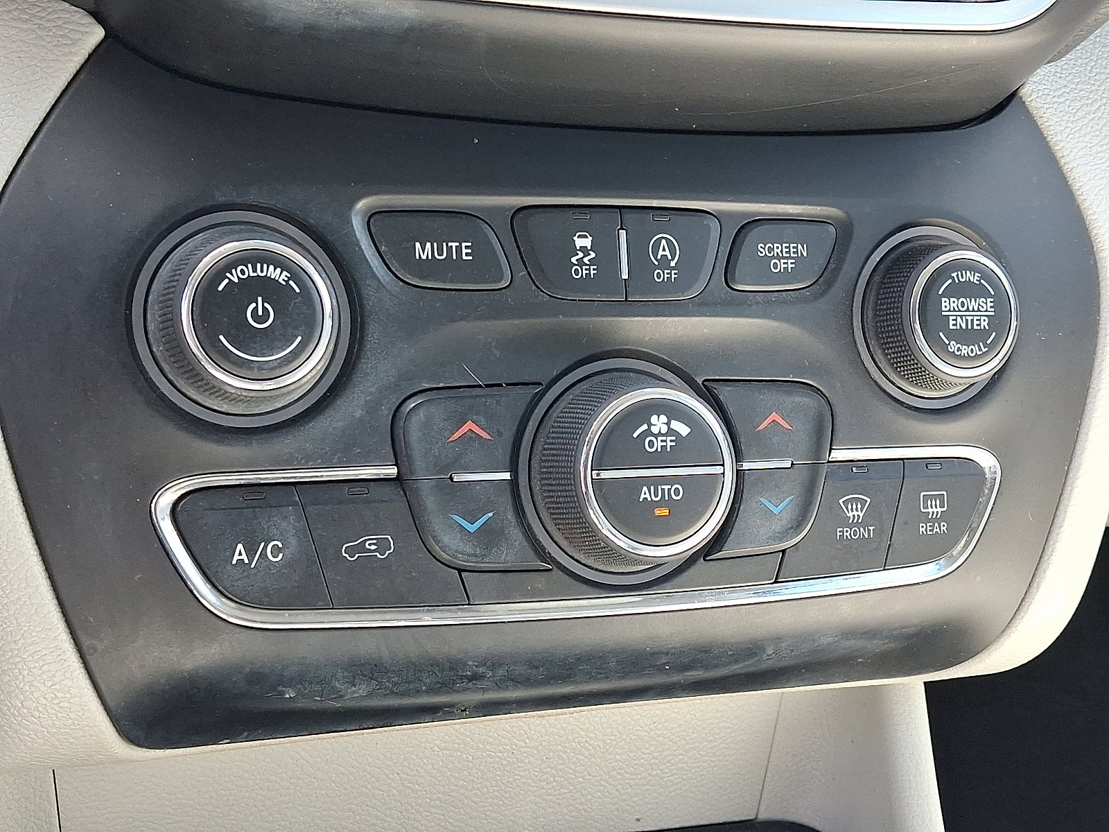 Used 2020 Jeep Cherokee Limited AWD/4WD image 16