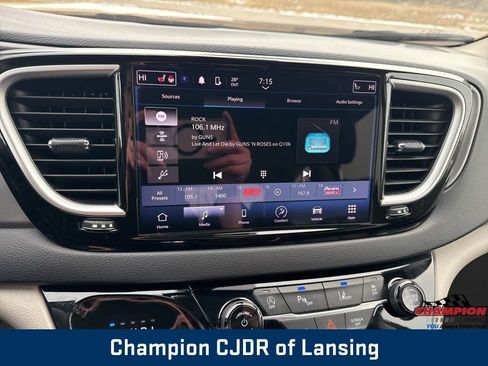 Used 2024 Chrysler Pacifica Touring-L FWD image 24