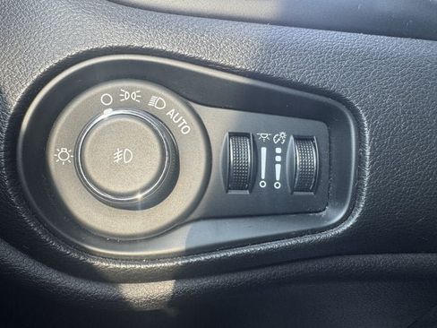 Used 2016 Jeep Renegade Trailhawk w/ Premium Trailhawk Package AWD/4WD image 26