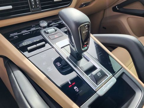 Used 2022 Porsche Cayenne Platinum Edition image 19