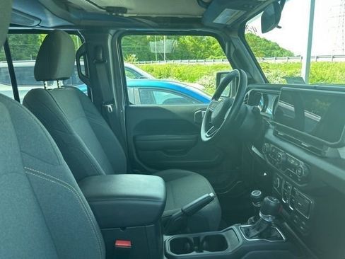 Used 2025 Jeep Gladiator Sport AWD/4WD image 12