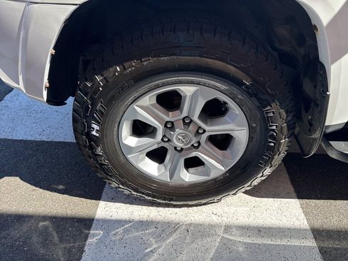 Used 2018 Toyota 4Runner SR5 AWD/4WD image 13