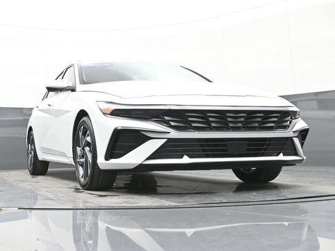 Certified 2025 Hyundai Elantra SEL image 51