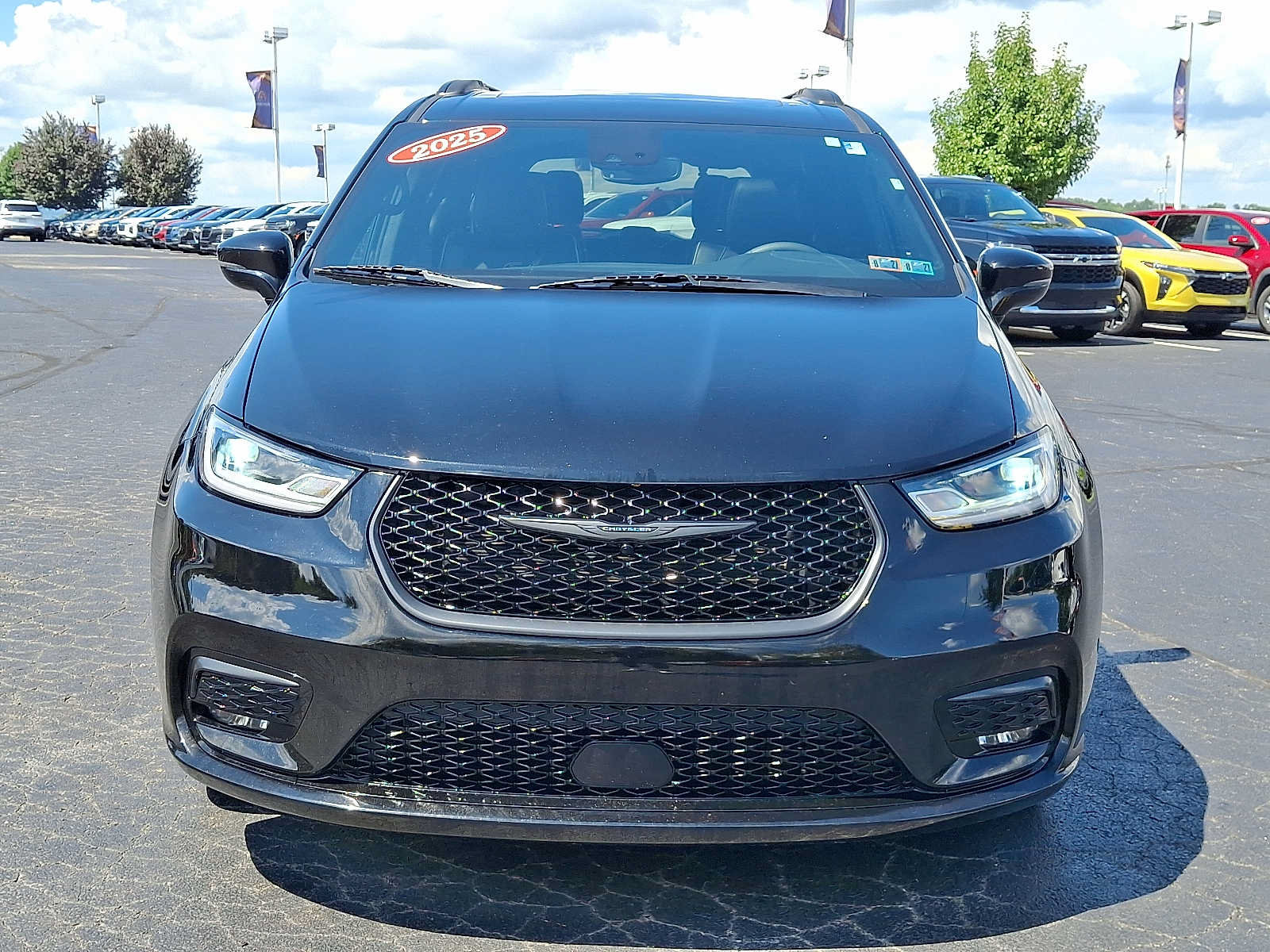 Used 2025 Chrysler Pacifica Limited FWD image 2