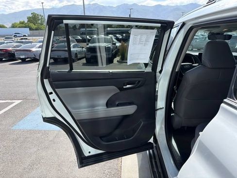 Used 2022 Toyota Highlander XLE AWD/4WD image 22