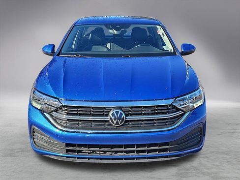 Used 2024 Volkswagen Jetta SE image 2