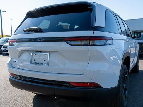 New 2025 Jeep Grand Cherokee Altitude image 5