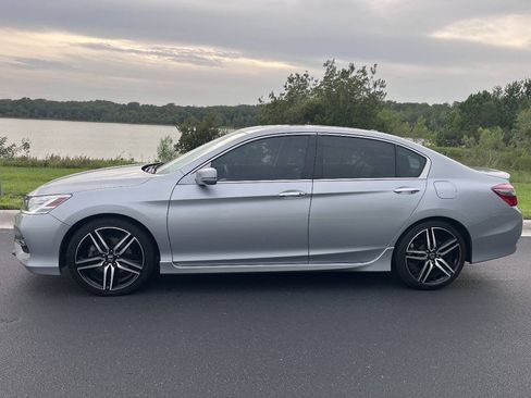Used 2017 Honda Accord Touring image 6