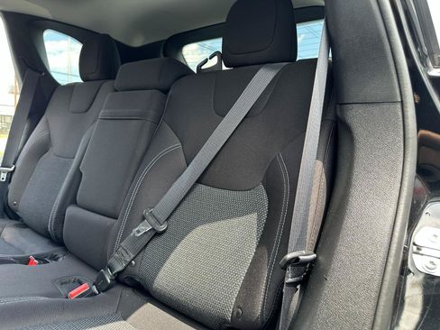 Used 2019 Jeep Cherokee Latitude w/ Popular Appearance Group AWD/4WD image 28
