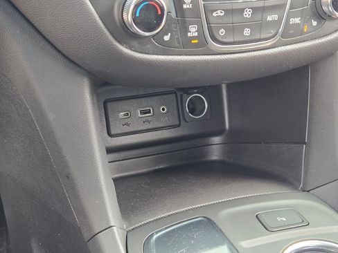 Used 2024 Chevrolet Equinox LT FWD image 29