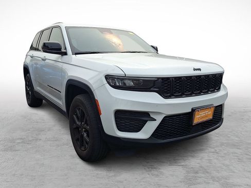 Used 2024 Jeep Grand Cherokee Altitude AWD/4WD image 3