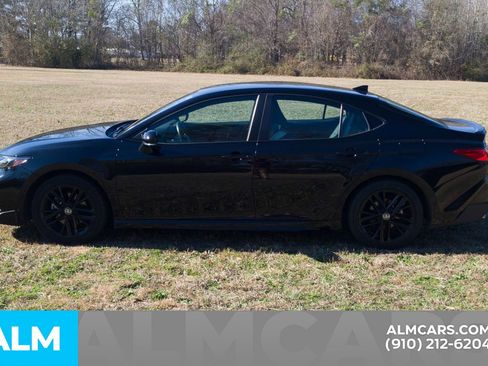 Used 2025 Toyota Camry SE image 11