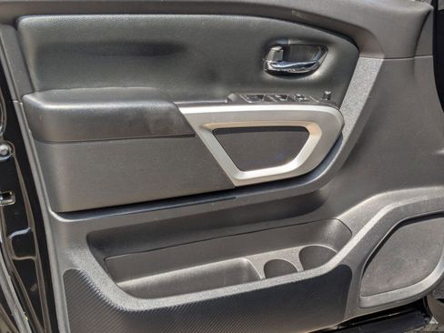 Used 2021 Nissan Titan SV w/ SV Convenience Package image 10