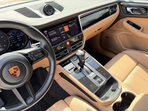 Used 2022 Porsche Macan AWD/4WD image 35