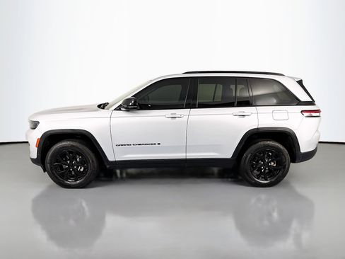 Used 2024 Jeep Grand Cherokee Altitude AWD/4WD image 8