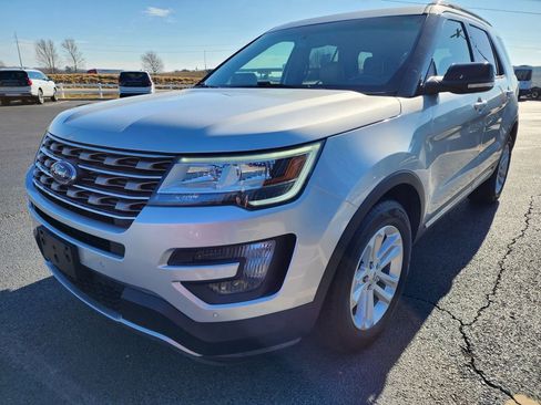 Used 2016 Ford Explorer XLT w/ Equipment Group 202A image 4