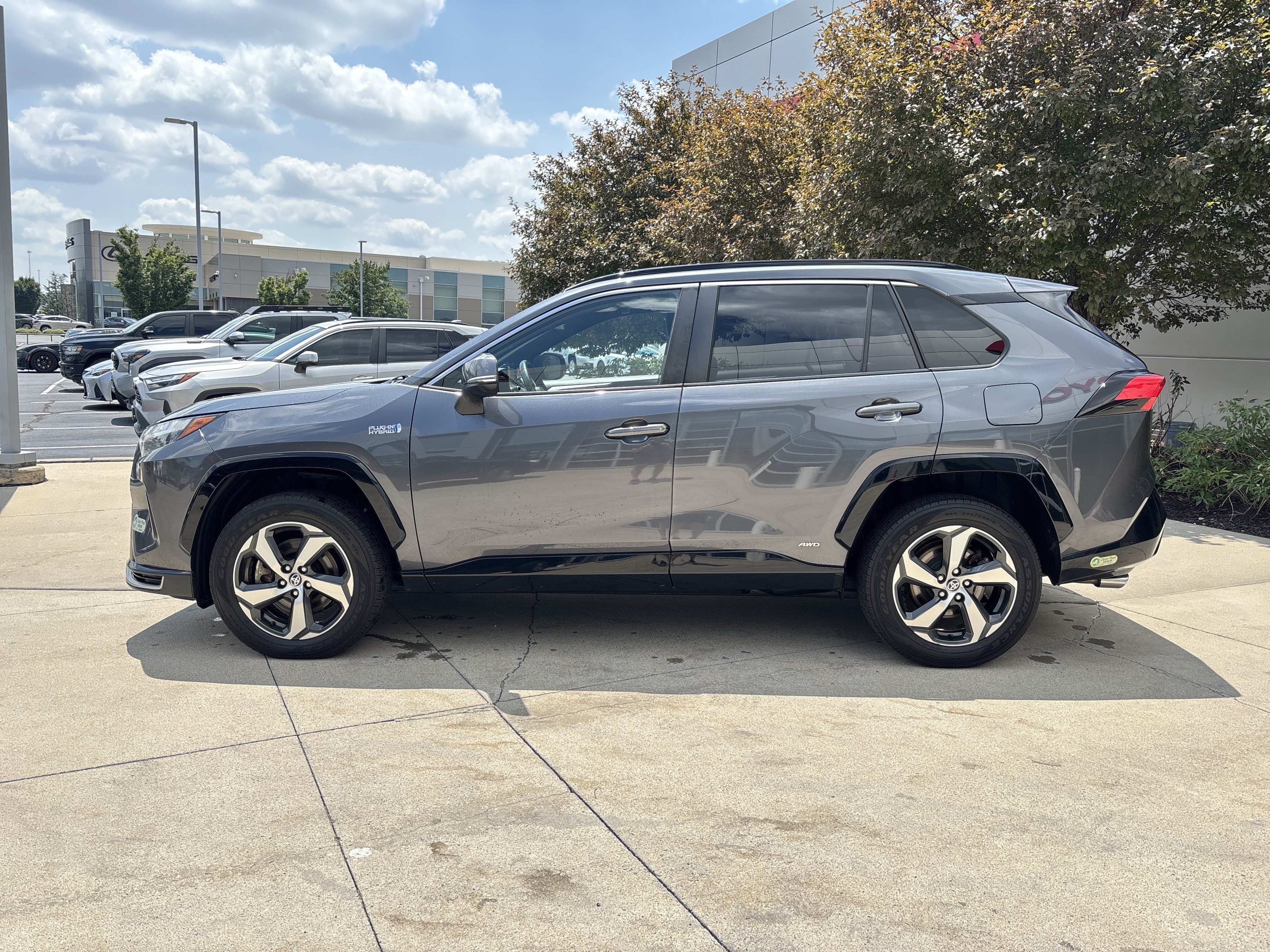Used 2022 Toyota RAV4 SE w/ Weather & Moonroof Package AWD/4WD image 9