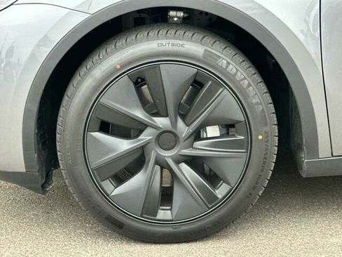 Used 2025 Tesla Model Y Long Range RWD image 34