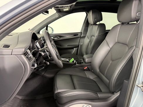 Certified 2026 Porsche Macan AWD/4WD image 5