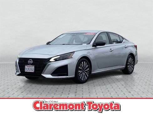 Used 2024 Nissan Altima 2.5 SV image 1